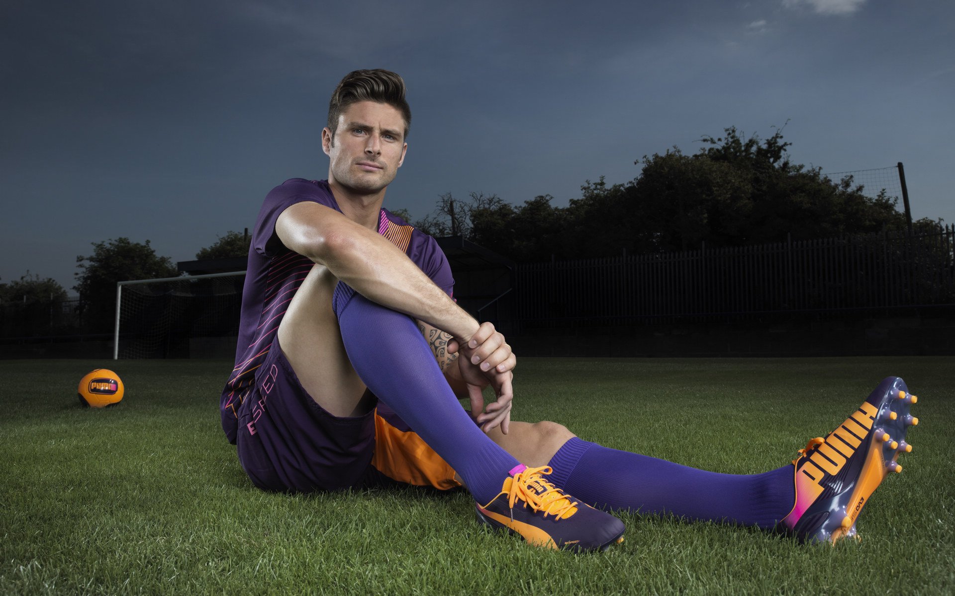 冰锋与火舞,维尼修斯点燃激情,德布劳内掌控全局,赛后拥抱诠释传奇敬意,冰火交锋,传奇相拥,维尼修斯与德布劳内演绎激情与掌控